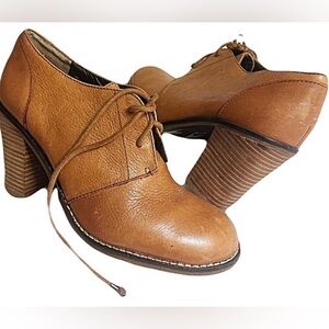 Banana Republic Tan Oxford Heels with Brogue Detailing Leather Chunky